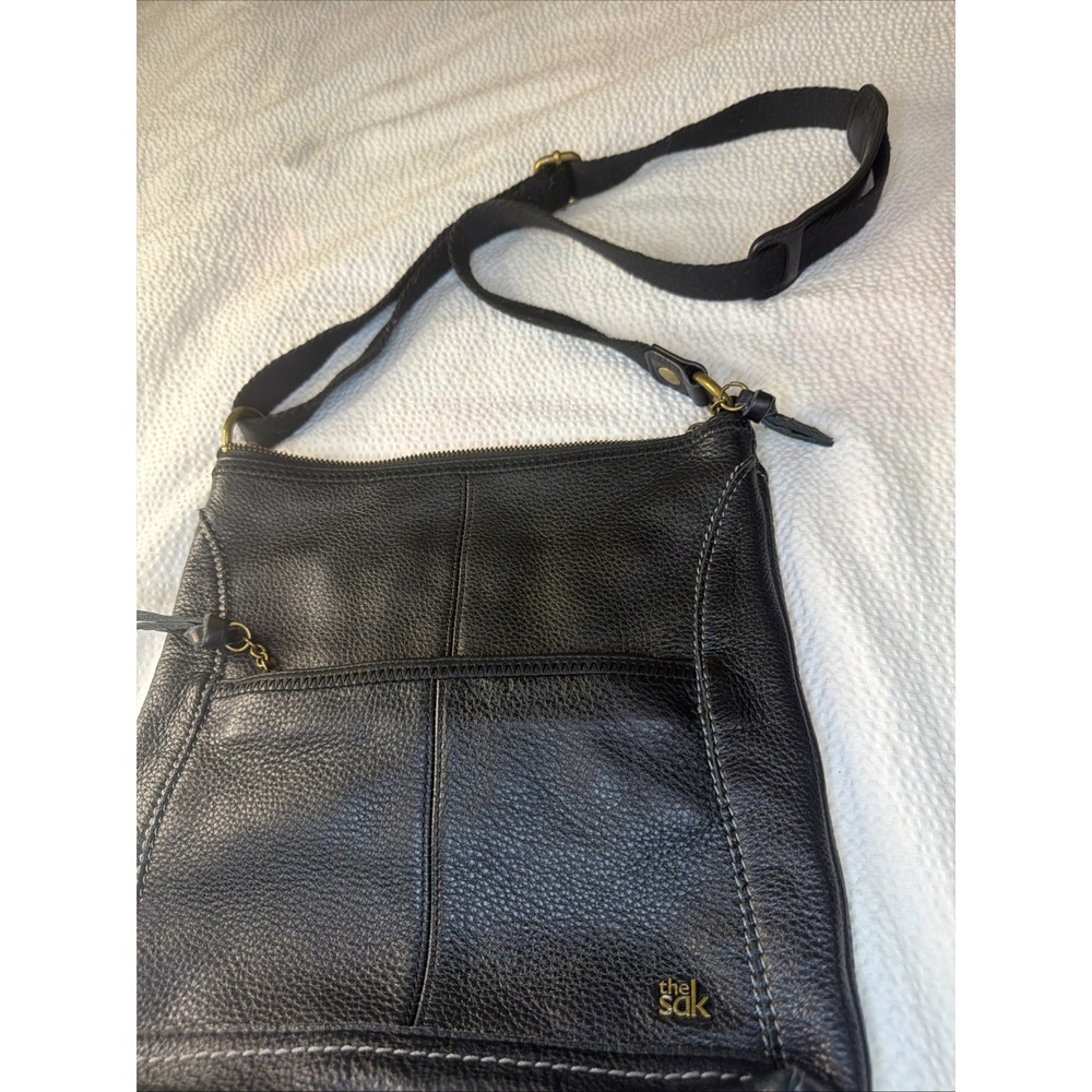 The Sak Iris Crossbody Bag Black Leather Pebbled Adjustable Strap Zippers Lined